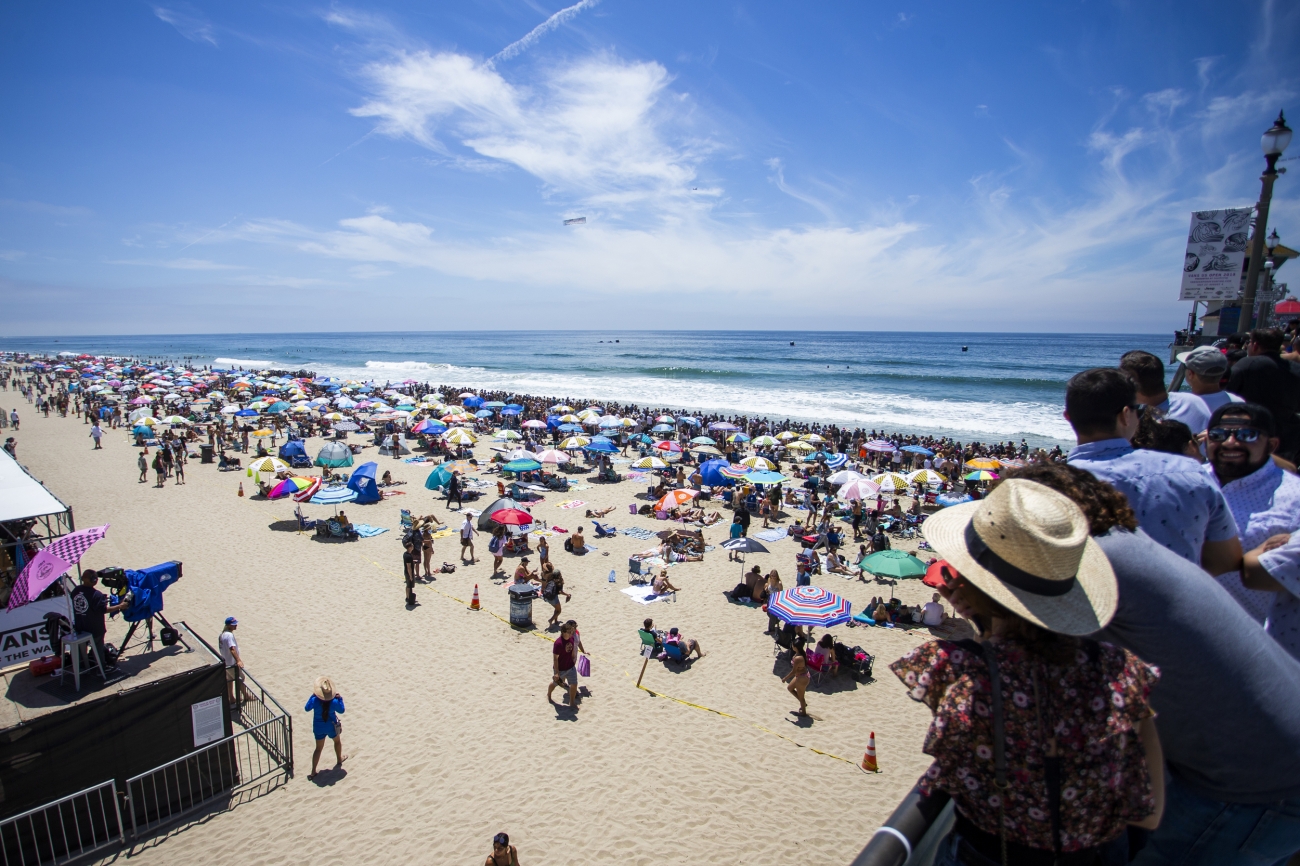 Excited surfing fans gather to watch the 2019 VANS US Open of Surfing at Huntington Beach.&nbsp;&nbsp;&nbsp;© Kenny Morris/WSL